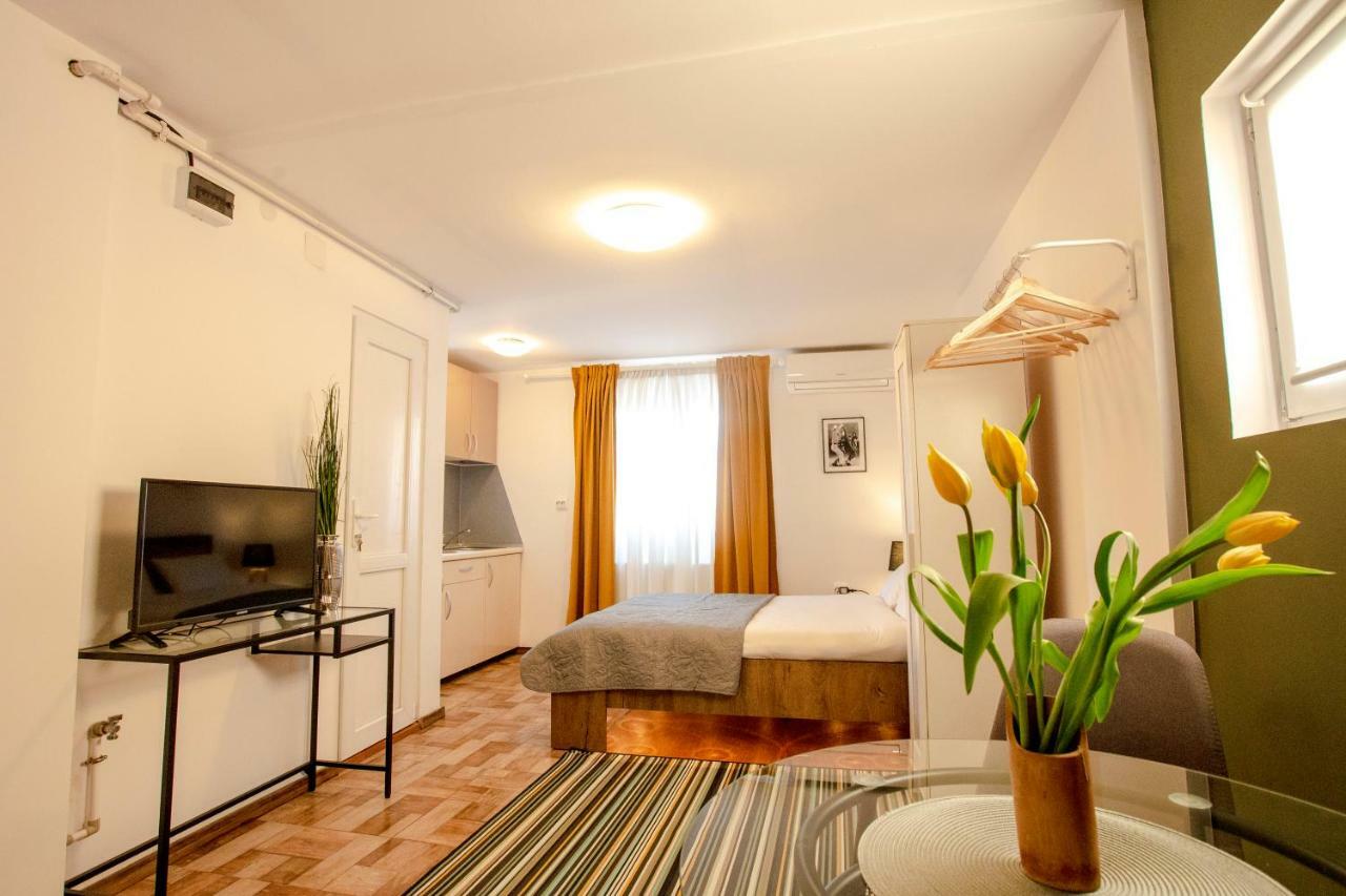 Color Apartments Downtown Bucarest Esterno foto